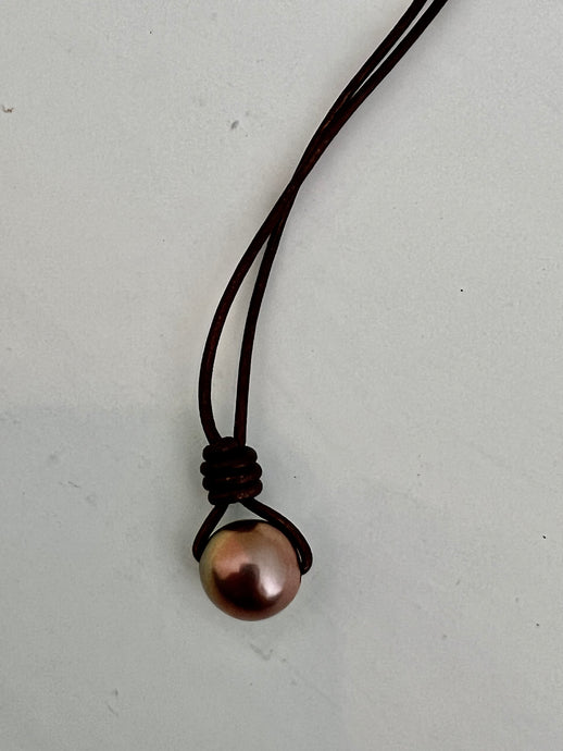 Single Rosewood Tahitian Pearl on Leather